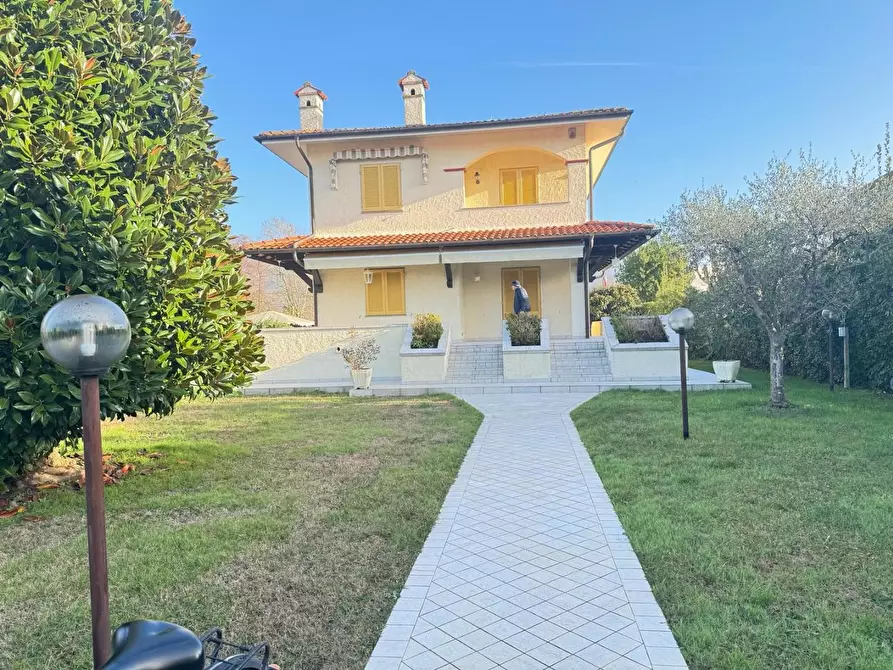 Immagine 1 di Villa in vendita  a Forte Dei Marmi