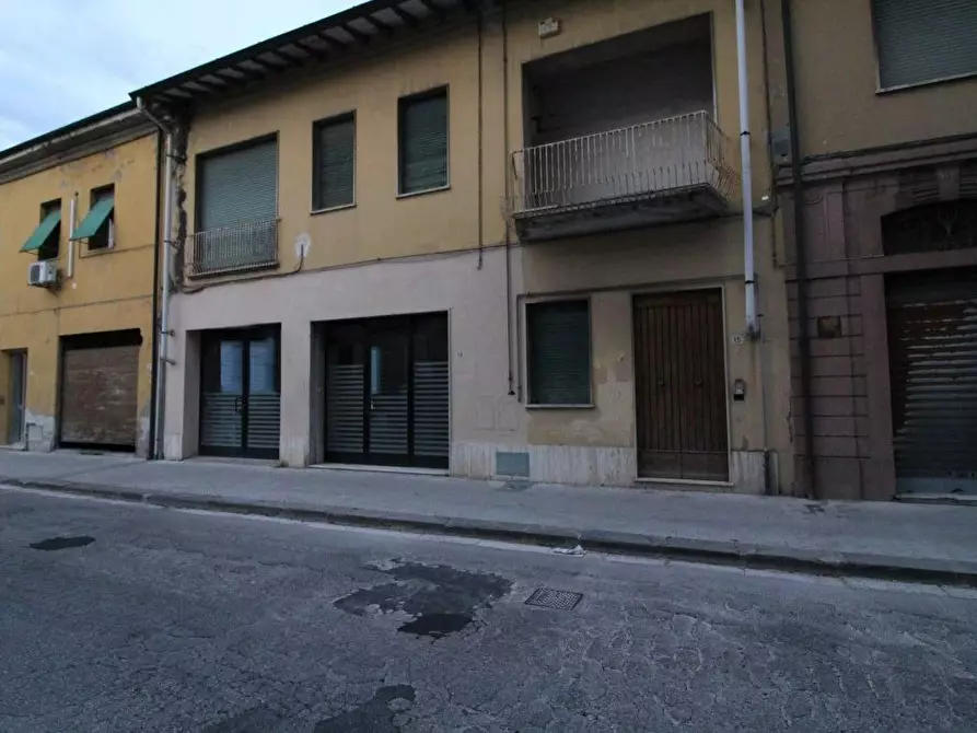 Immagine 3 di Locale commerciale in affitto  a Pontedera