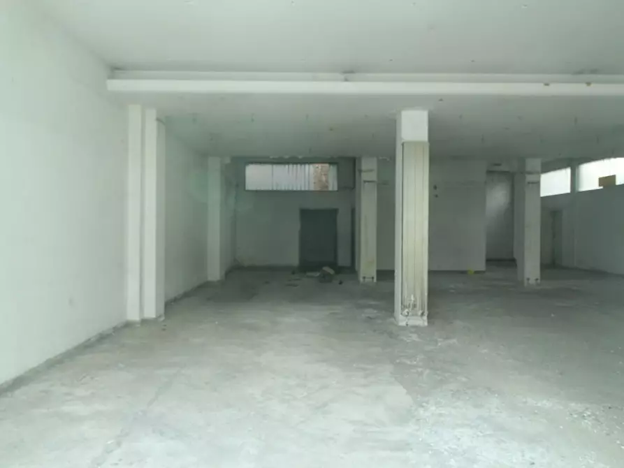 Immagine 4 di Locale commerciale in affitto  a Pontedera