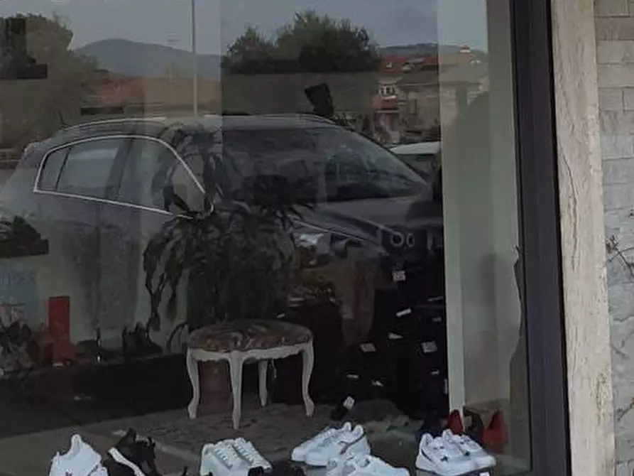 Immagine 2 di Negozio in vendita  a Carrara