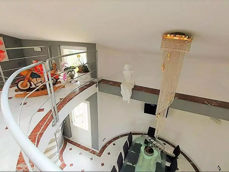 Immagine 18 di Villa in vendita  a Carrara