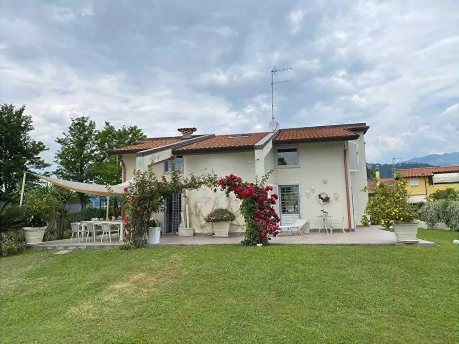 Immagine 3 di Villa in vendita  a Carrara