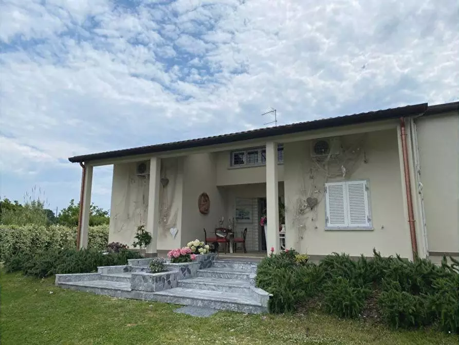 Immagine 5 di Villa in vendita  a Carrara