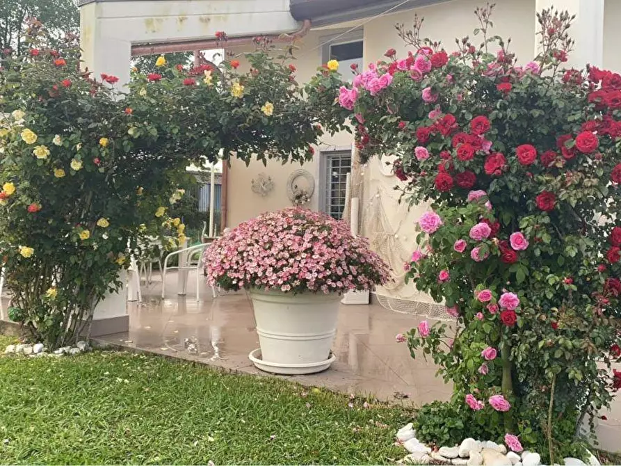 Immagine 31 di Villa in vendita  a Carrara