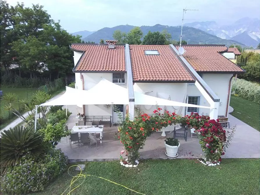 Immagine 2 di Villa in vendita  a Carrara