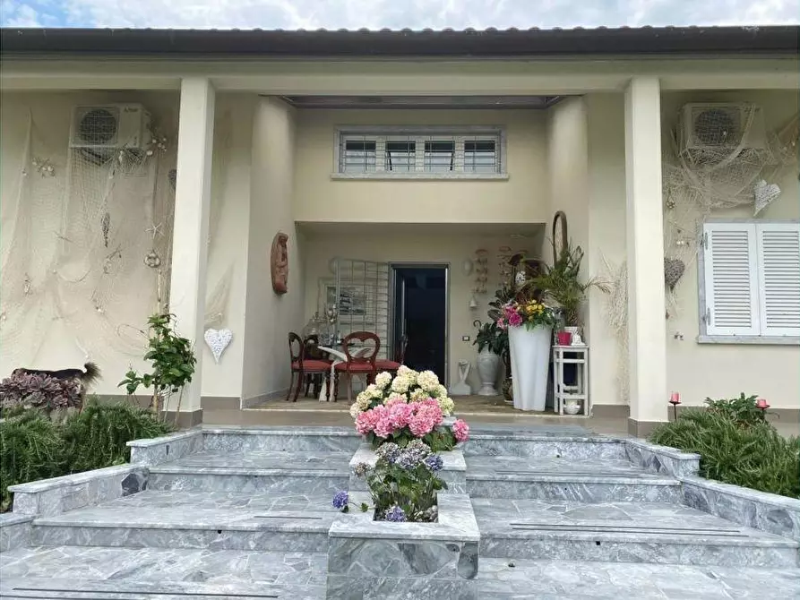 Immagine 6 di Villa in vendita  a Carrara