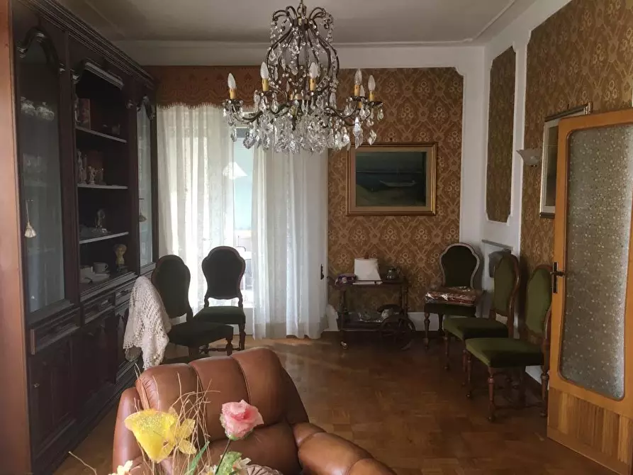 Immagine 1 di Villa in vendita  a Cascina