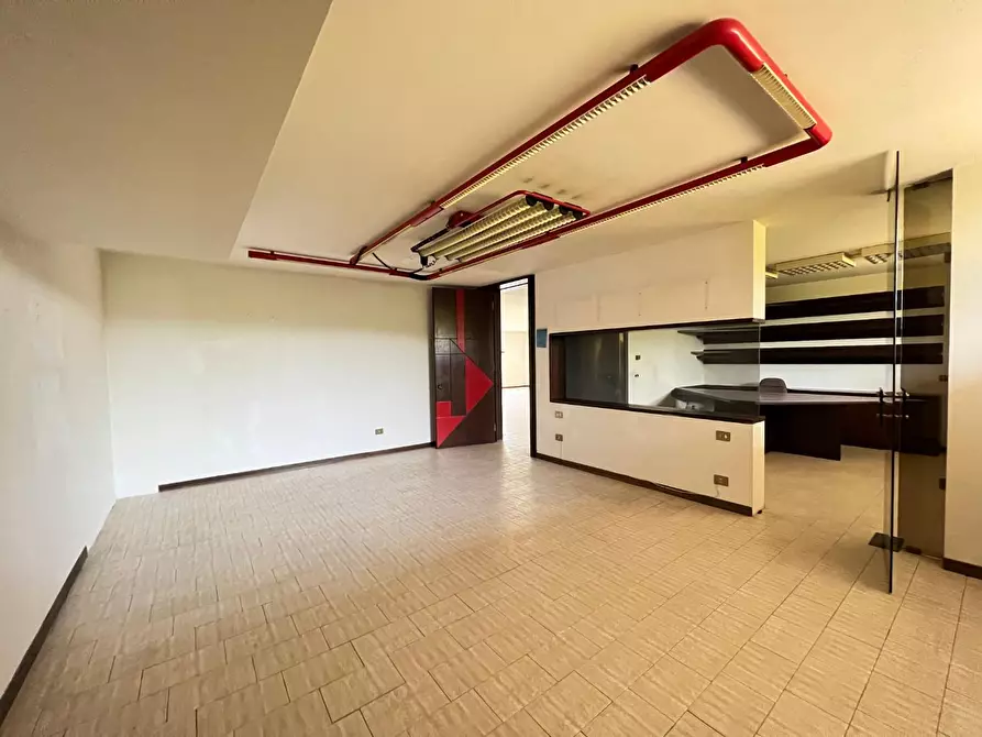 Immagine 11 di Ufficio in vendita  a Vinci