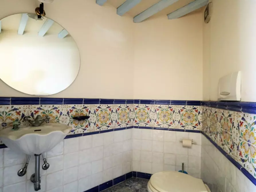 Immagine 35 di Locale commerciale in vendita  a Bientina