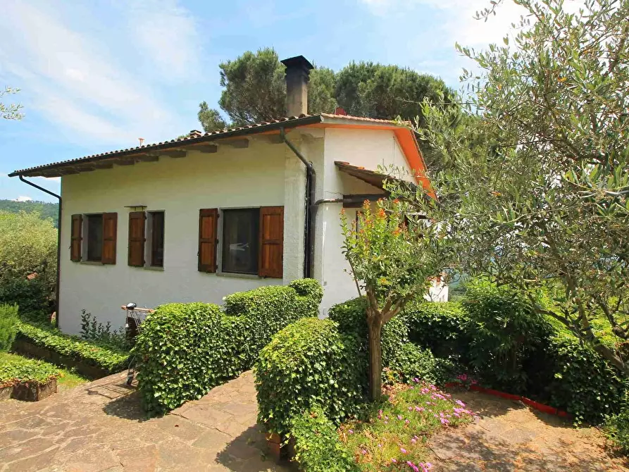 Immagine 2 di Villa in vendita  a Montecatini Terme