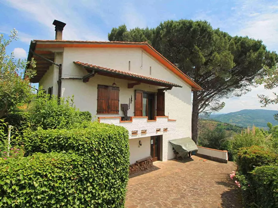Immagine 1 di Villa in vendita  a Montecatini Terme