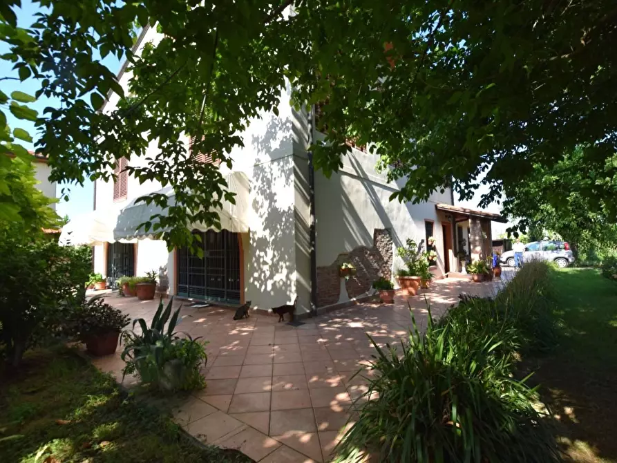 Immagine 2 di Villa in vendita  a Pontedera