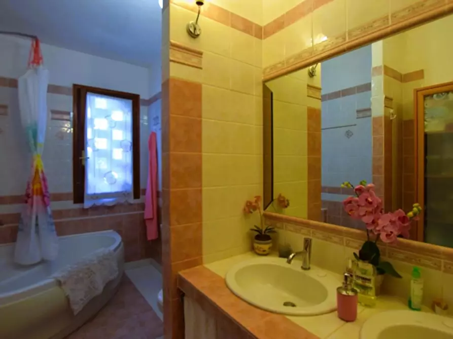 Immagine 43 di Villa in vendita  a Pontedera