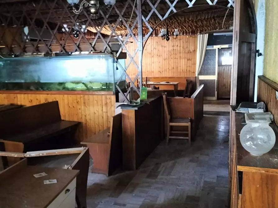 Immagine 4 di Locale commerciale in vendita  a Viareggio