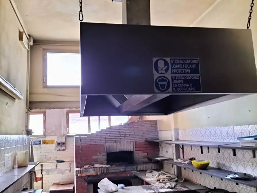 Immagine 7 di Locale commerciale in vendita  a Viareggio