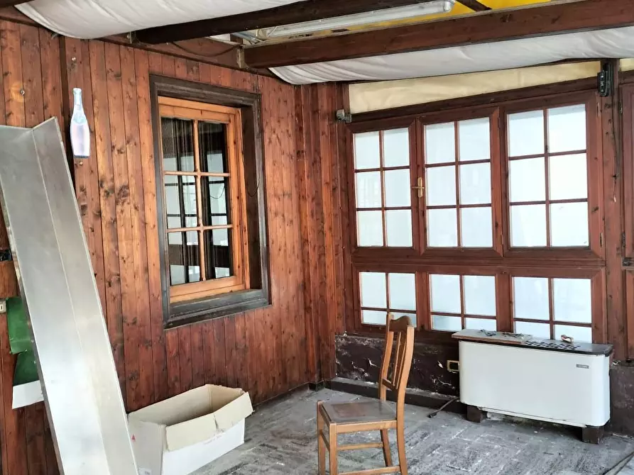 Immagine 2 di Locale commerciale in vendita  a Viareggio