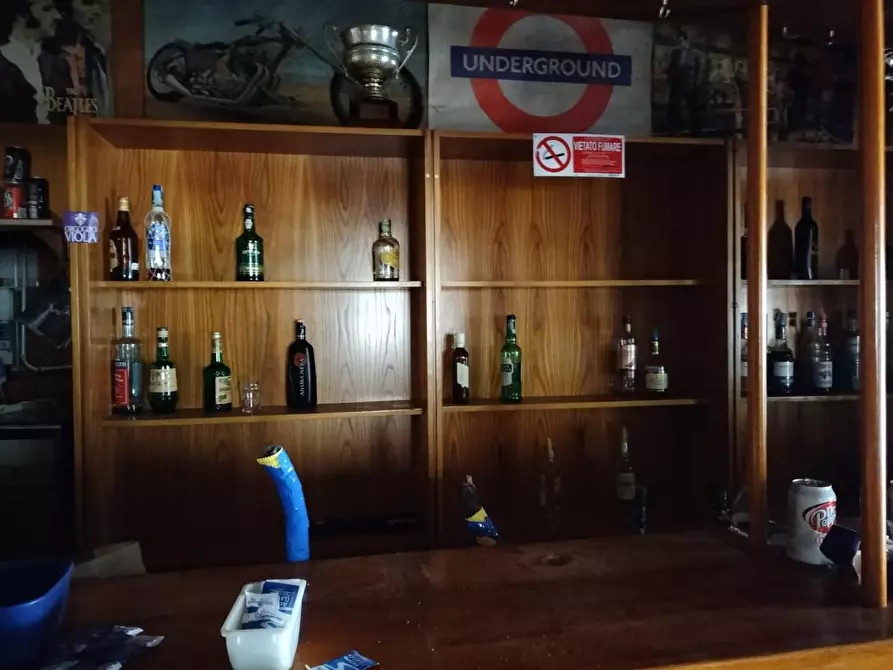 Immagine 3 di Locale commerciale in vendita  a Viareggio