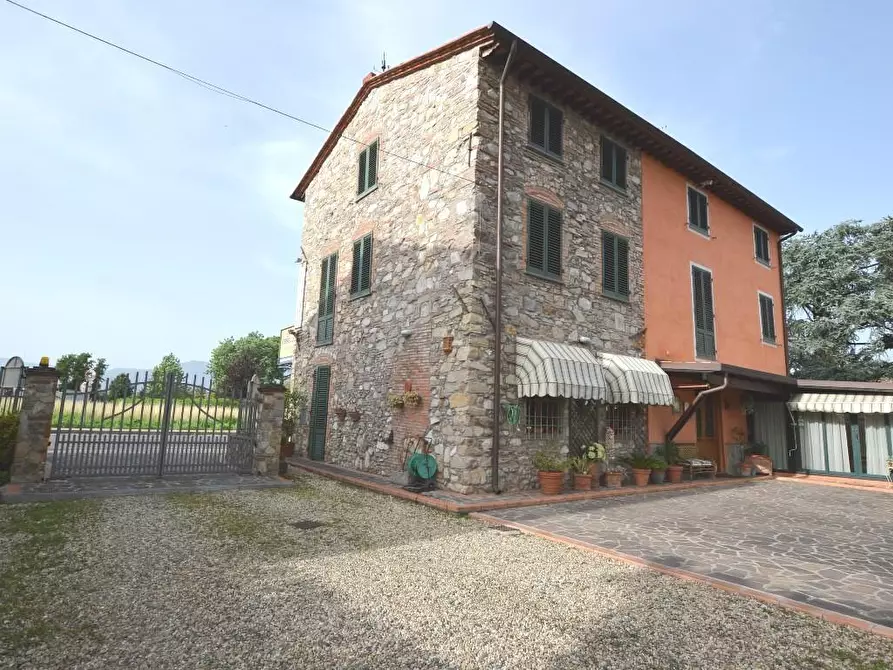 Immagine 1 di Villa in vendita  a Lucca