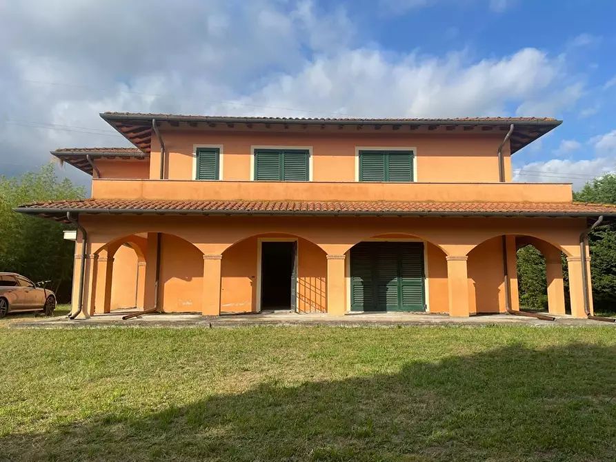 Immagine 1 di Villa in vendita  a Forte Dei Marmi