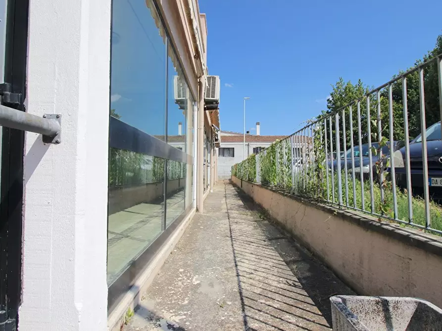 Immagine 27 di Locale commerciale in vendita  a Ponsacco