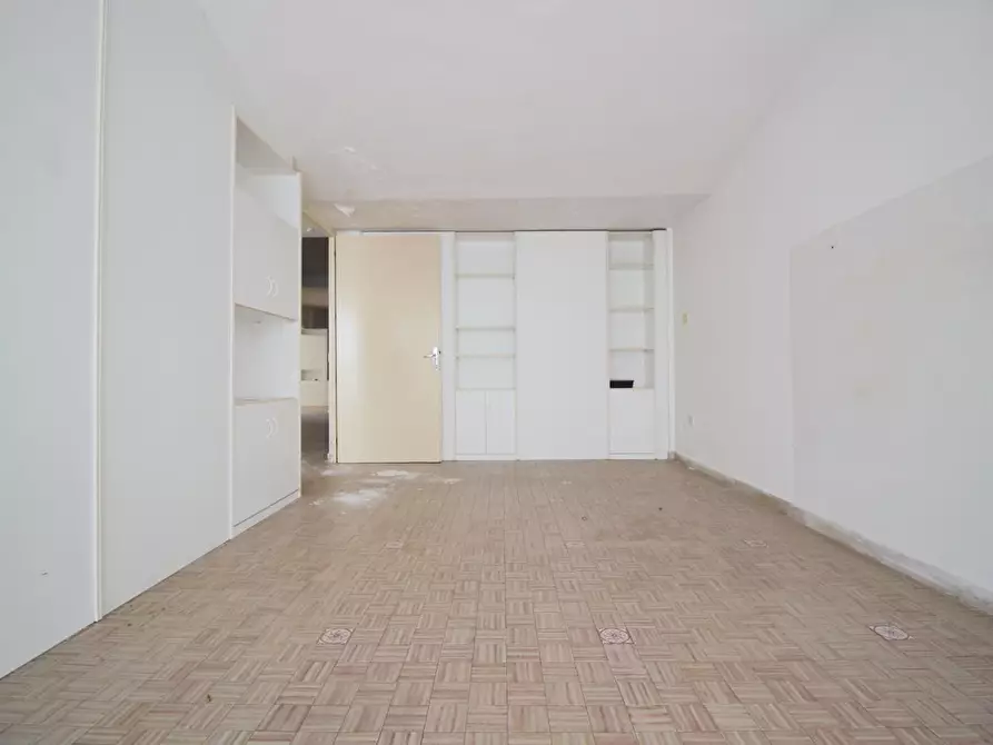 Immagine 11 di Locale commerciale in vendita  a Ponsacco