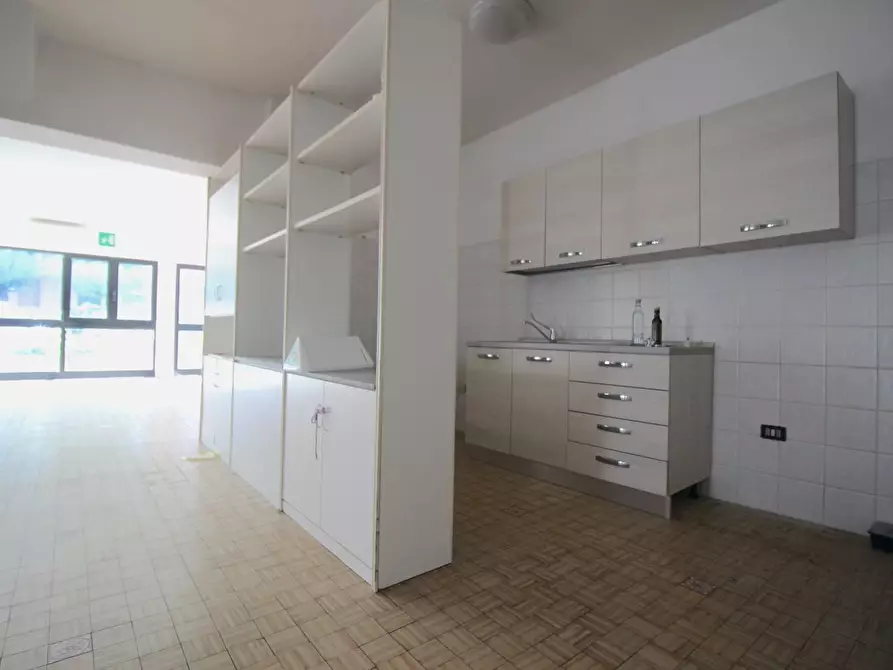 Immagine 18 di Locale commerciale in vendita  a Ponsacco