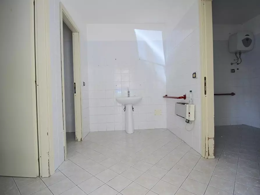 Immagine 24 di Locale commerciale in vendita  a Ponsacco