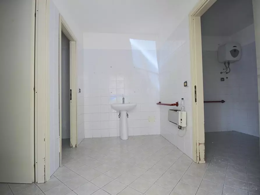 Immagine 23 di Locale commerciale in vendita  a Ponsacco