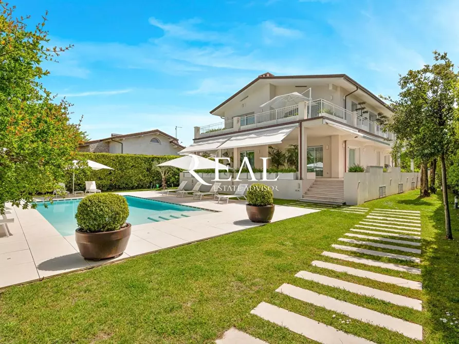 Immagine 1 di Villa in affitto  a Forte Dei Marmi