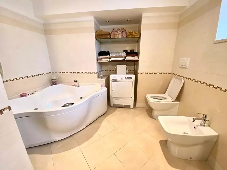 Immagine 13 di Casa semindipendente in vendita  a Massa