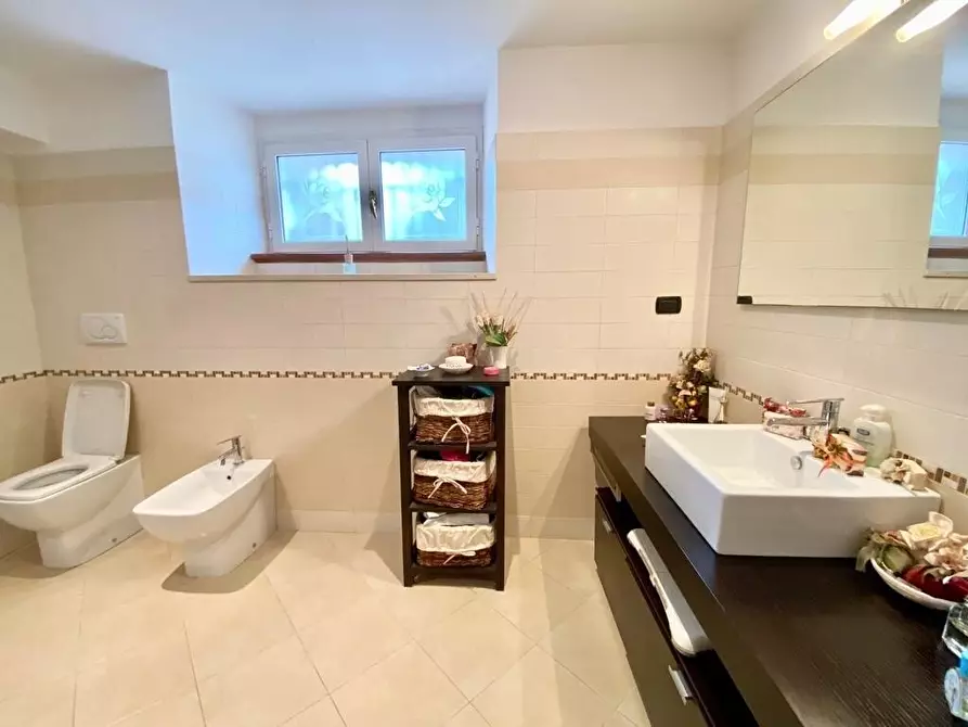 Immagine 11 di Casa semindipendente in vendita  a Massa