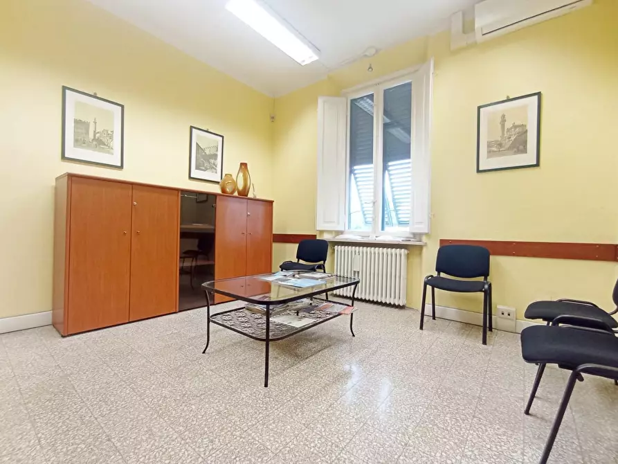 Immagine 1 di Ufficio in affitto  a Lucca