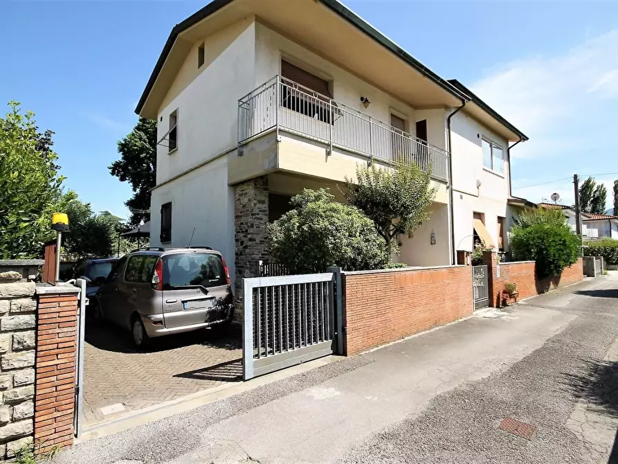 Immagine 1 di Villa in vendita  a Lucca