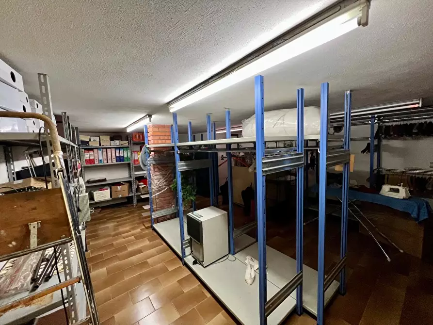 Immagine 20 di Negozio in affitto  a Lucca