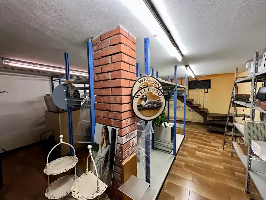 Immagine 21 di Negozio in affitto  a Lucca