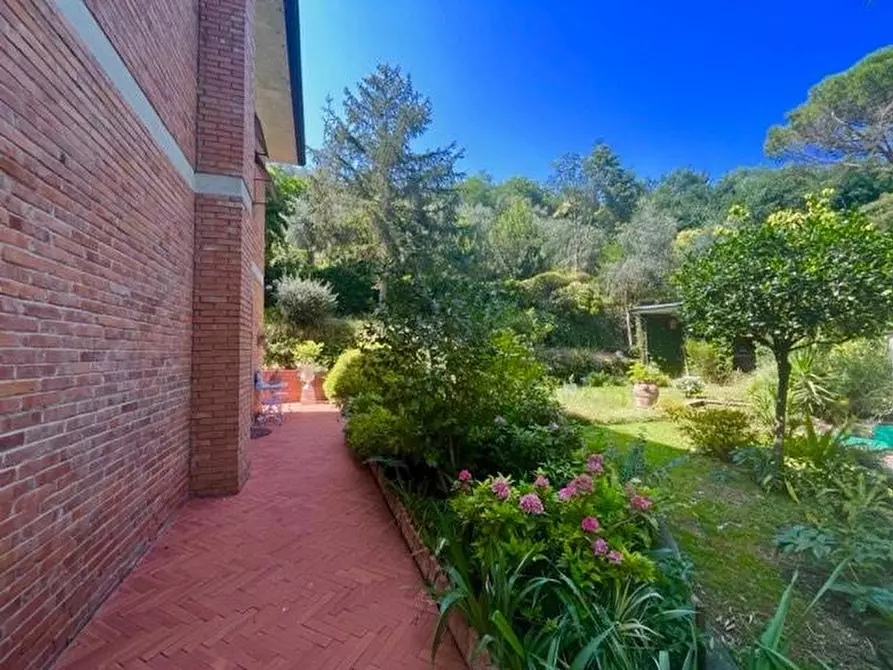 Immagine 7 di Casa bifamiliare in vendita  a Massa