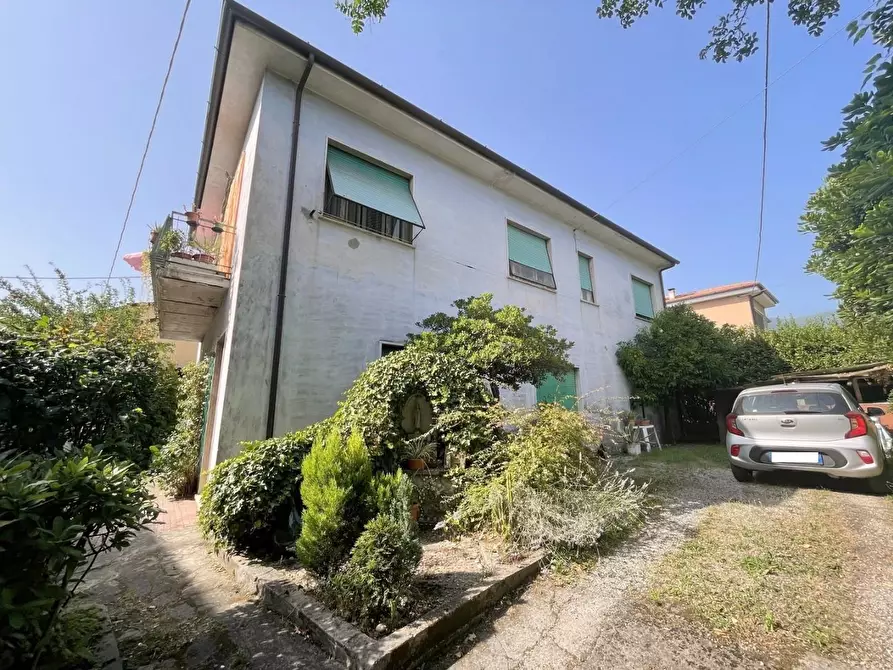 Immagine 1 di Villa in vendita  a Camaiore