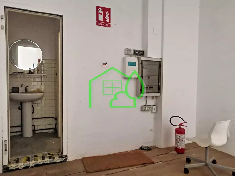 Immagine 15 di Negozio in vendita  a Viareggio