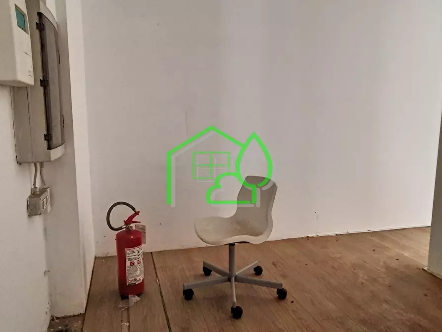 Immagine 13 di Negozio in vendita  a Viareggio