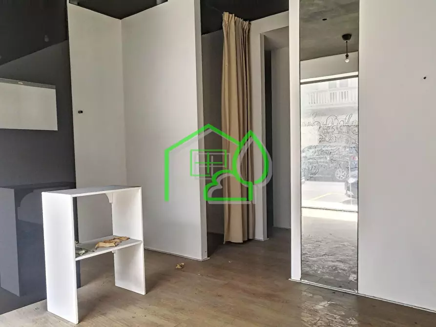 Immagine 7 di Negozio in vendita  a Viareggio