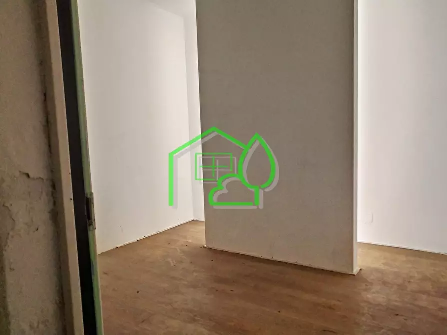 Immagine 10 di Negozio in vendita  a Viareggio