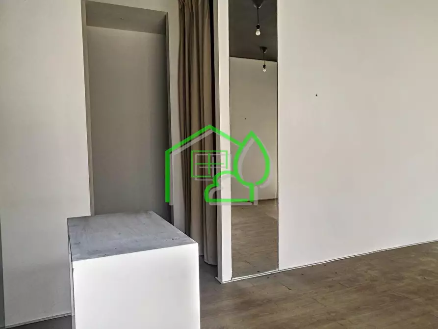 Immagine 6 di Negozio in vendita  a Viareggio