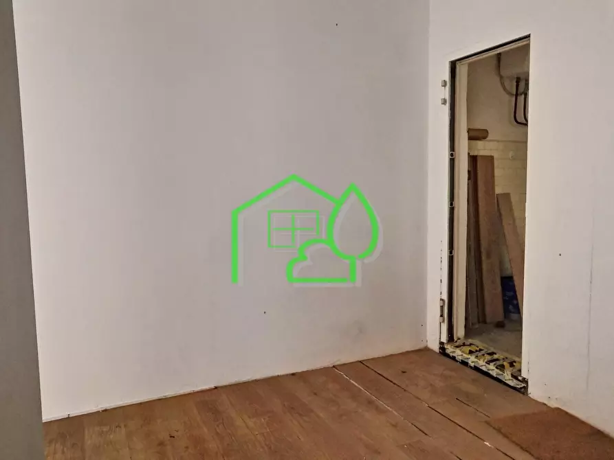 Immagine 14 di Negozio in vendita  a Viareggio