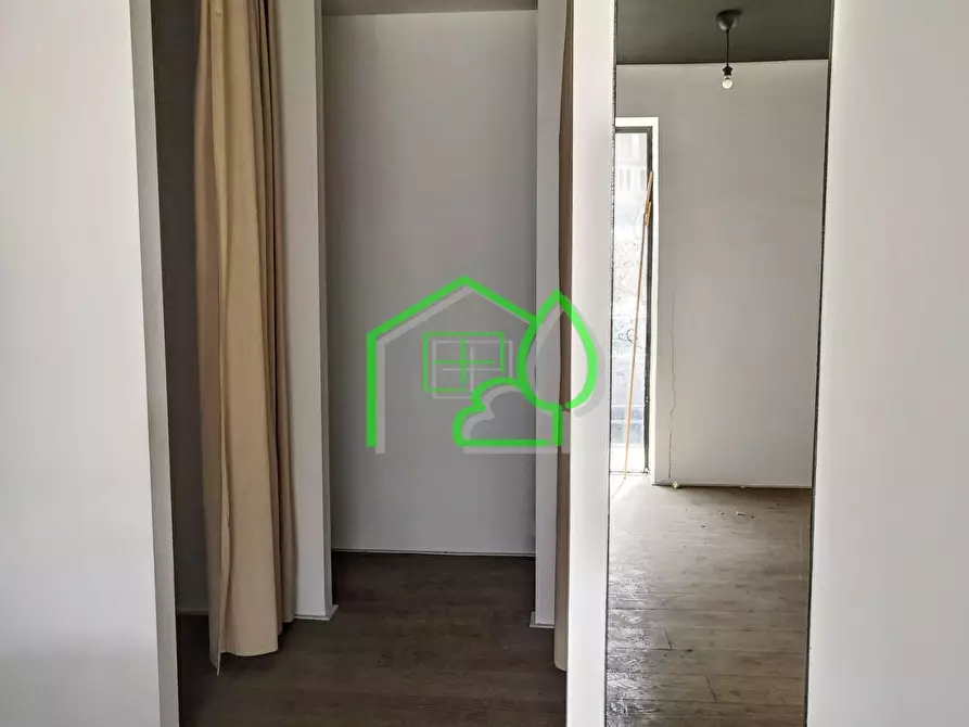 Immagine 12 di Negozio in vendita  a Viareggio