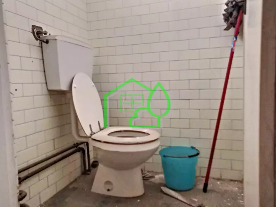 Immagine 18 di Negozio in vendita  a Viareggio