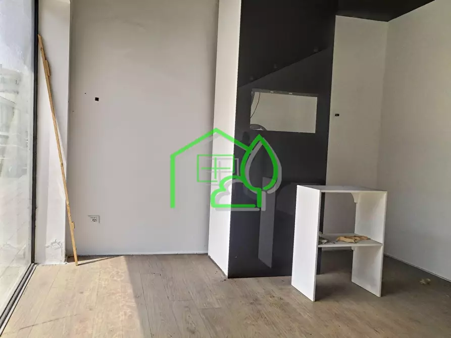 Immagine 4 di Negozio in vendita  a Viareggio