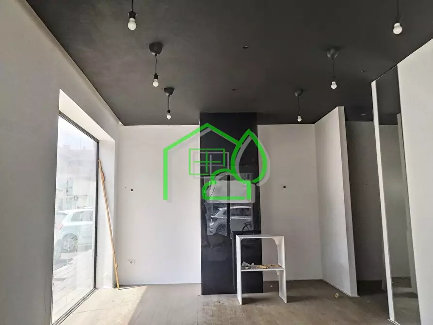 Immagine 2 di Negozio in vendita  a Viareggio