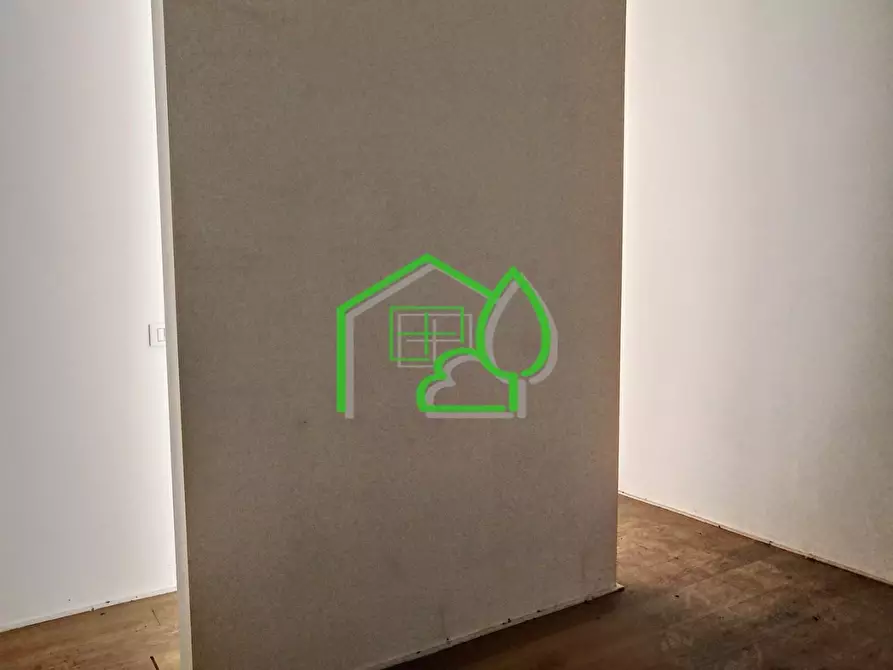 Immagine 11 di Negozio in vendita  a Viareggio