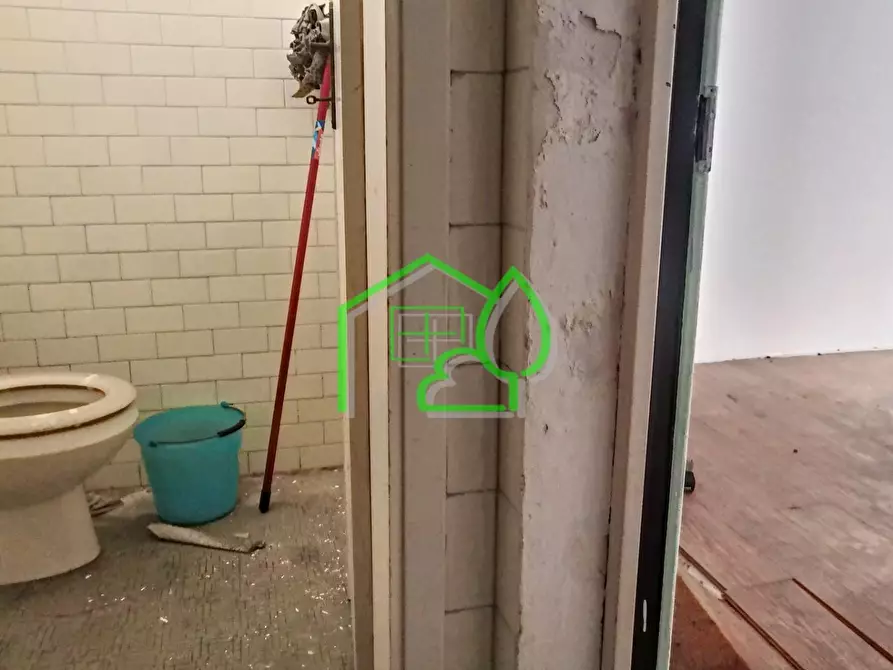 Immagine 17 di Negozio in vendita  a Viareggio