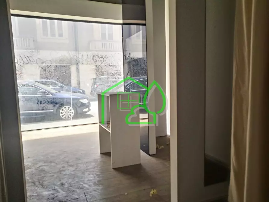 Immagine 8 di Negozio in vendita  a Viareggio